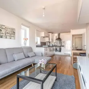 2 Bed & 2 Bath Modern - Free Parking , Slough United Kingdom