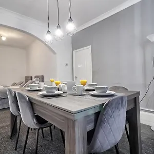 Holiday home Beautiful Spacious Four Bedroom House With Parking For 2 Cars, 5 Minute Walk To Station, Southend-on-Sea