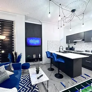 Apartment Swanky Seaside Sanctuary W Foozeball -, Southend-on-Sea